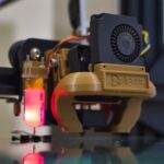 Moderne Extruder für Kunststoffgranulat mit Heiz- und Kühlsystemen in einer Produktionslinie.