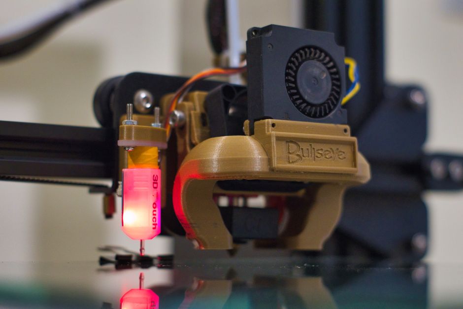 Moderne Extruder für Kunststoffgranulat mit Heiz- und Kühlsystemen in einer Produktionslinie.